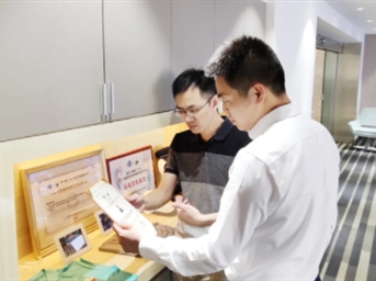 茍強秘書(shū)長(cháng)赴市青年志愿者協(xié)會(huì )、大運會(huì )志愿者工作組交流