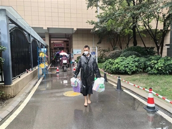 連軸轉，席地和衣而眠，他們身心疲憊但沒(méi)有停下來(lái)！